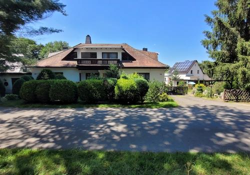 Nachbarschaftsbebauung vis a´vis gegenüber dem Grundstück