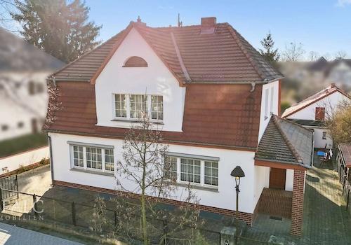 Frontansicht mit Eingangsbereich