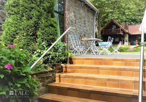 mit angrenzendem Biergarten 