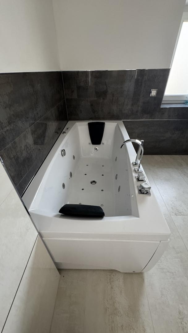 Badezimmer /Whirlwanne OG