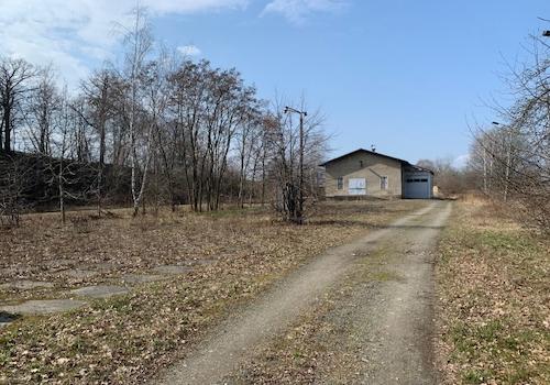 Freifläche zwischen Halle und Bürogebäude