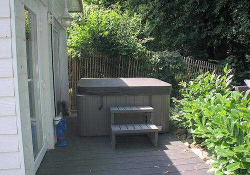 Outdoor-Whirlpool vor der Bar