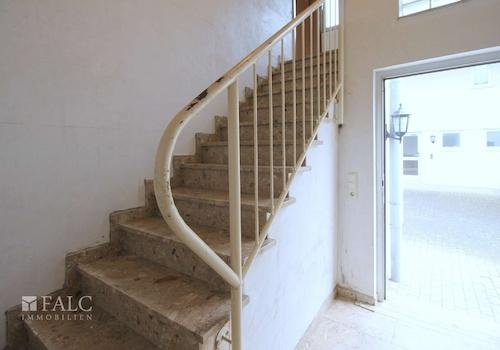 Treppe ins 1. OG links