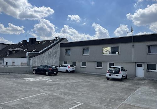 Hauseigenes Parkdeck mit Aufzug