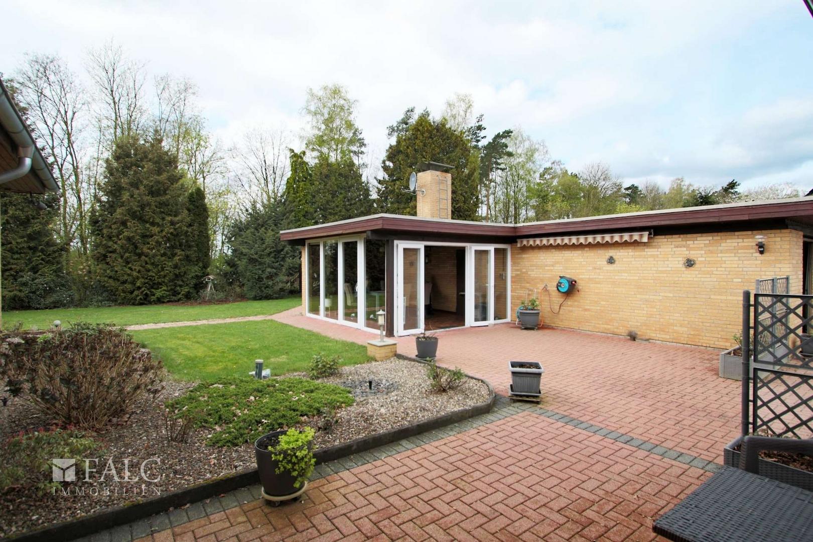 Terrasse und Gartenhaus