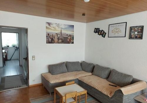 7 WoZi mit Blick in Flur und Küche