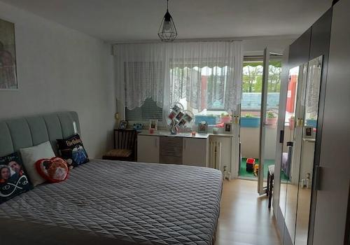 11 Schlafzimmer mit Balkonzugang