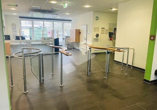 Eingangsbereich mit Rezeption und Drehkreuz