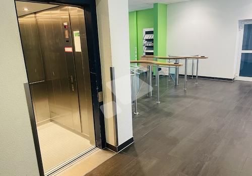 Aufzug im Eingangsbereich