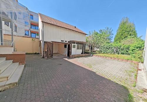 Stellplätze , 2 Hobbyräume unter hohem Satteldach