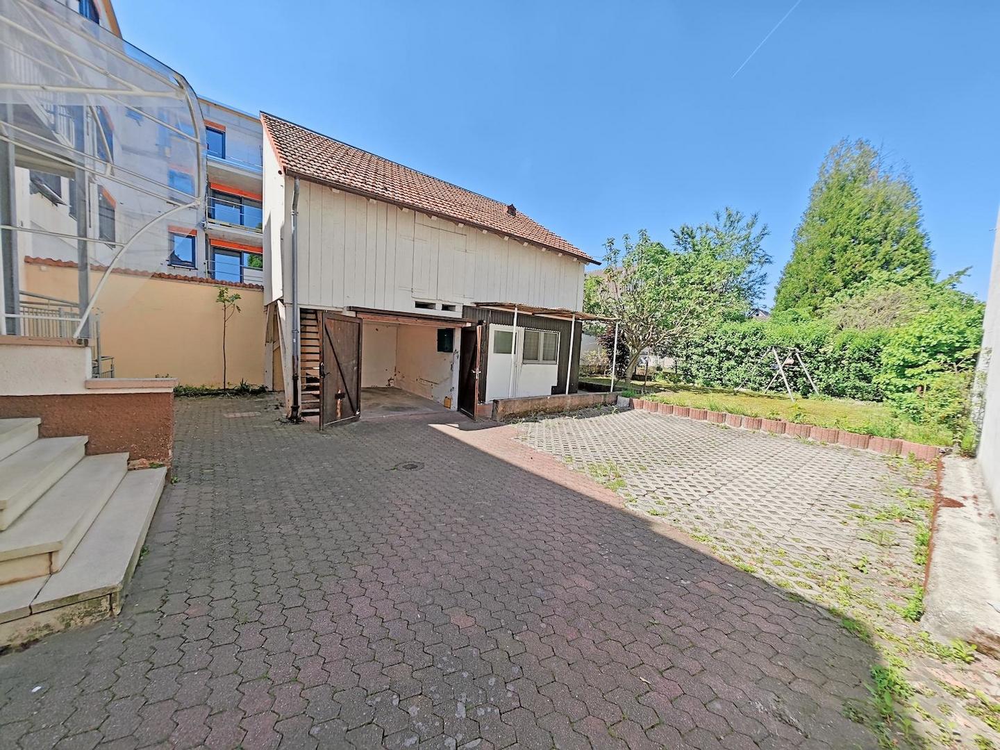 Stellplätze , 2 Hobbyräume unter hohem Satteldach