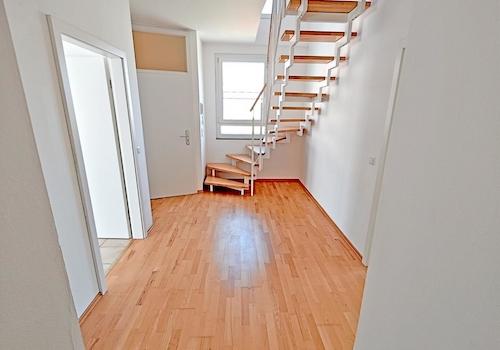 Flur im OG mit Treppe hoch zum OG