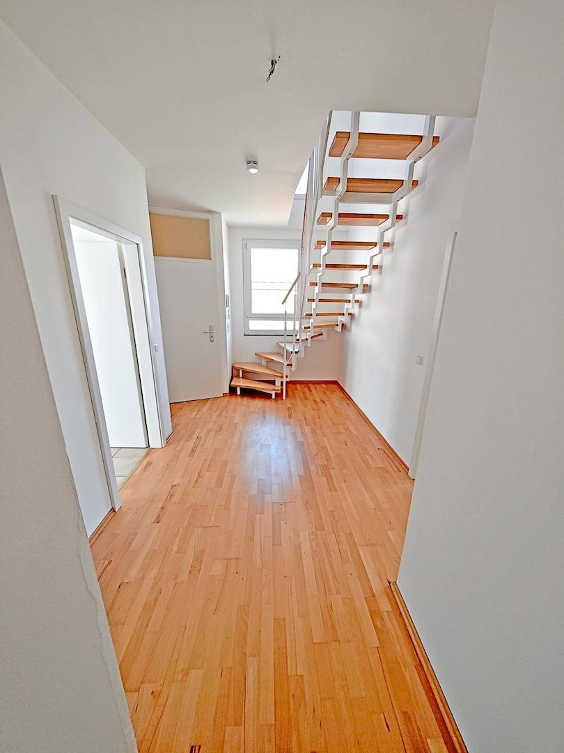 Flur im OG mit Treppe hoch zum OG