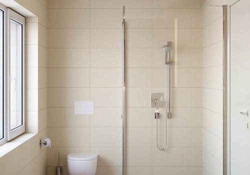 Tageslicht-Bad mit gefliester Dusche