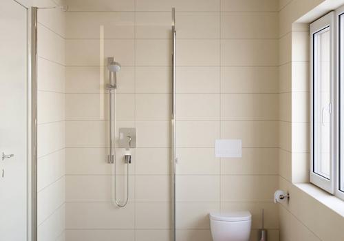 Bad mit gefliester Dusche