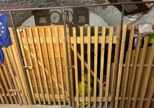 32 Keller mit Lagerräumen