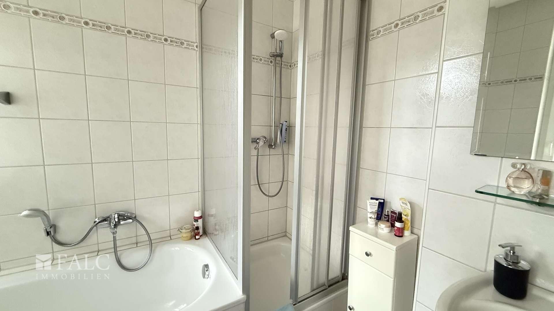 Bad mit Dusche und Wanne 