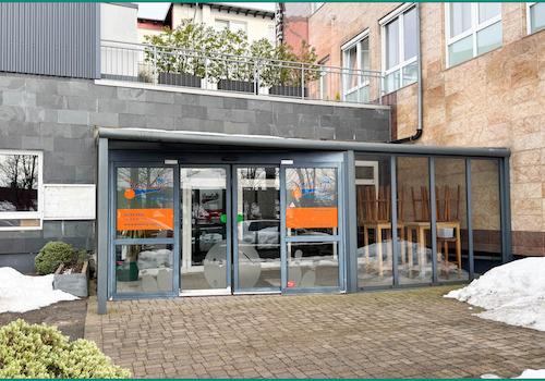 Eingangsbereich mit Terrasse für Außengastronomie