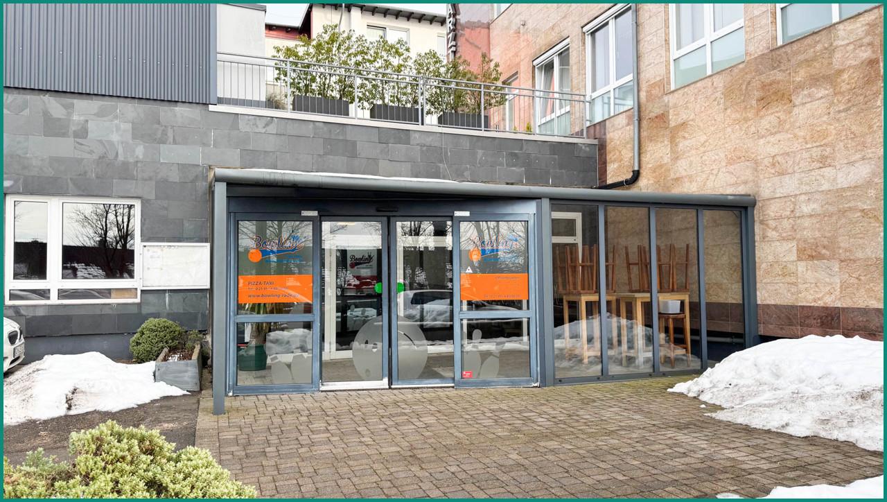 Eingangsbereich mit Terrasse für Außengastronomie