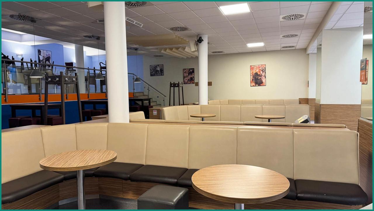 Fünf Sitzreihen vor den Bowlingbahnen