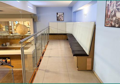 Ein Teil der Empore mit Sitzreihe und Wartebereich