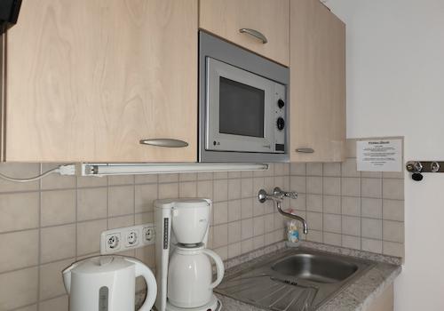 Die kleine Küchenniesche, ausgestattet mit einer Mikrowelle und einem Kühlschrank