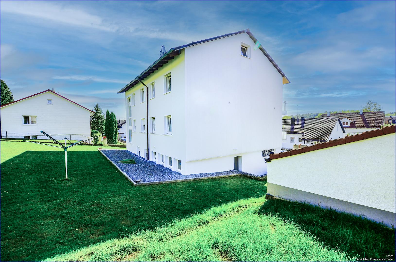 Die westliche Ansicht des Mehrfamilienhauses