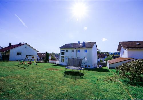 Die nördliche Ansicht auf das Haus mit viel Platz für Kinder