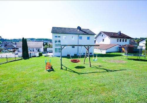 Der Blick auf den Garten mit Spielgeräten
