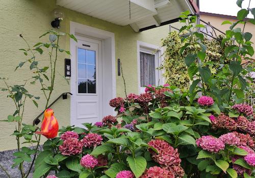 Der Eingangsbereich zum Mehrfamilienhaus