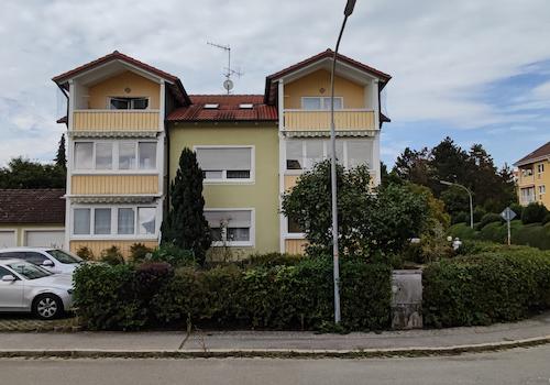 Die Rückseite des Wohnhauses mit Blick auf die sonnigen Süd-Balkone/Wintergärten