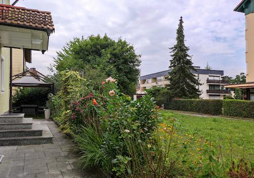 Der Fußweg zum Haus mit Blick auf den Pavillon