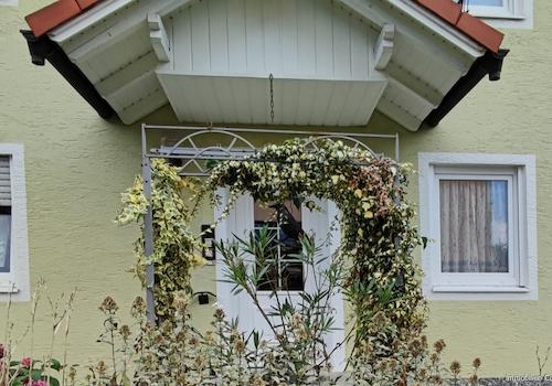 Die Vorderansicht des Haupteinganges mit Zugang zu den Wohnungen