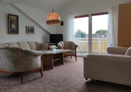 Das gemütliche Wohnzimmer der linken Einheit im Dachgeschoss