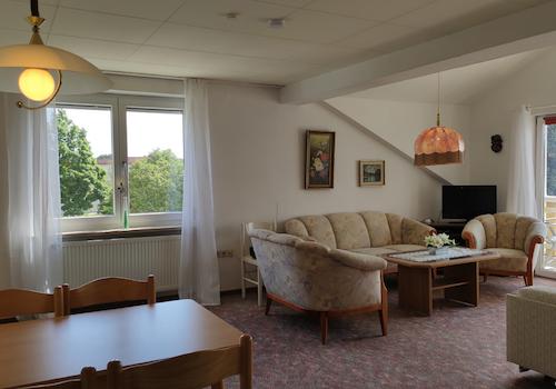 Der offene Essbereich im Wohnzimmer der linken Einheit im Dachgeschoss