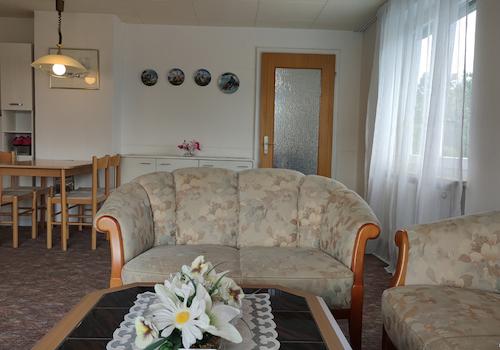 Das gemütliche Wohnzimmer mit dem offenen Essbereich