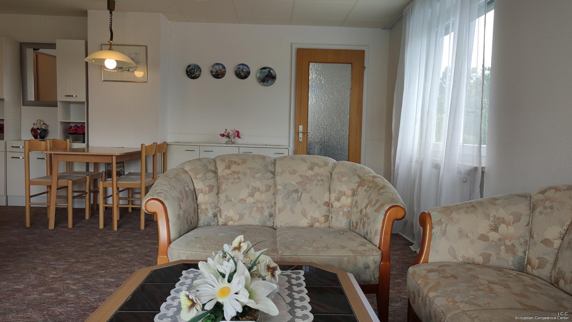 Das gemütliche Wohnzimmer mit dem offenen Essbereich