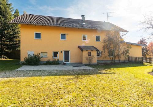 Die westliche Ansicht auf das Einfamilienhaus und den Eingang