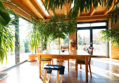 Der nachträglich angebaute Wintergarten am südlichen Teil des Hauses