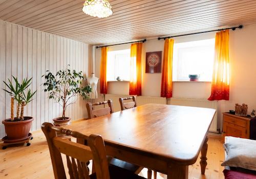 Eines der vier Zimmer im Obergeschoss mit viel Tageslicht