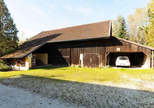Die Scheune mit Garage, Carport und Holzlager
