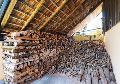 Das großzügige Holzlager am vorderen Teil der Scheune