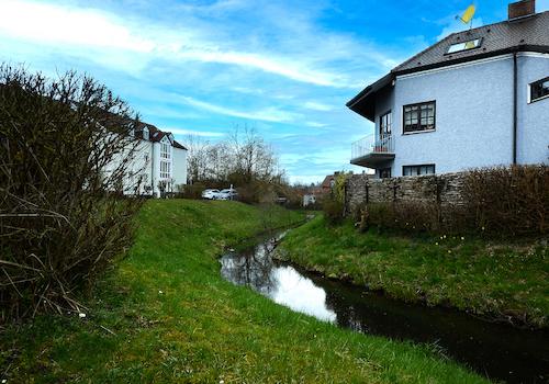 Der Klaffenbach mit Grünanlage direkt vor dem Haus