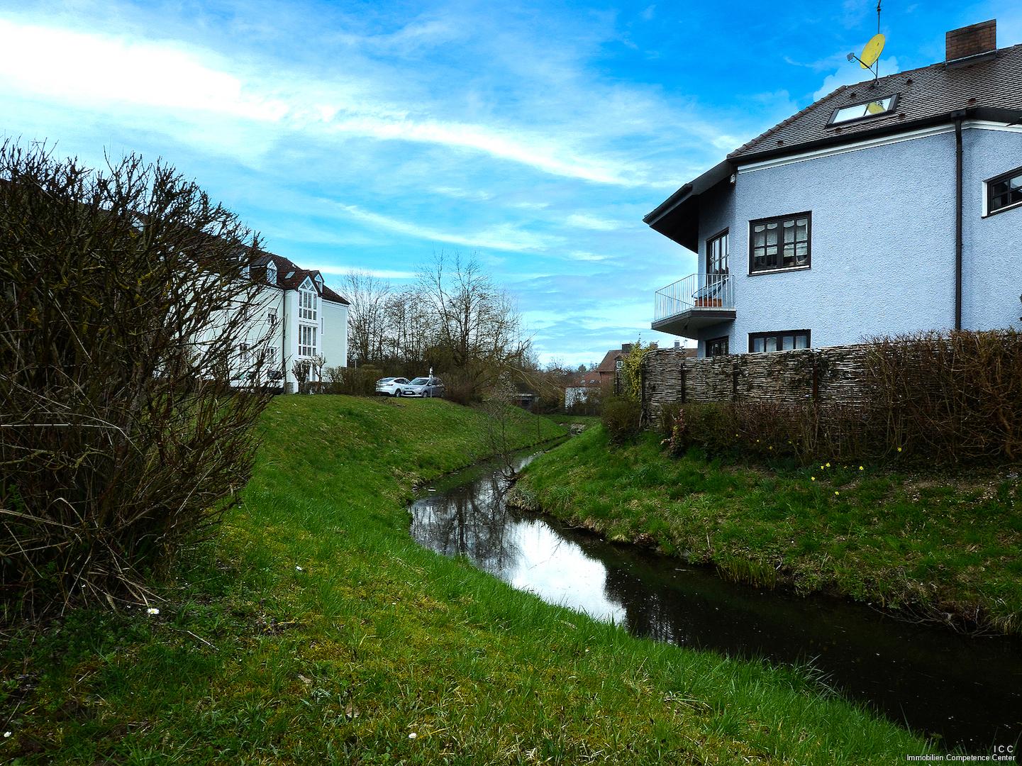 Der Klaffenbach mit Grünanlage direkt vor dem Haus