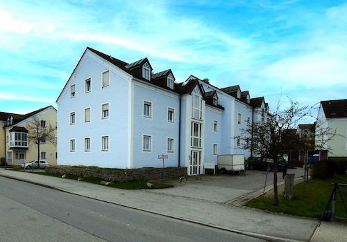 Die Ansicht auf das Haus und die Zufahrt aus nordöstlicher Richtung