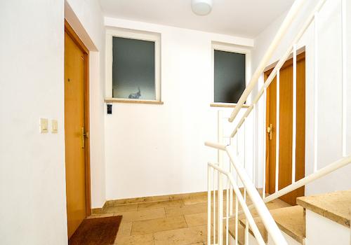 Das Treppenhaus mit beiden Eingangstüren zu der Eigentumswohnung im Hochparterre