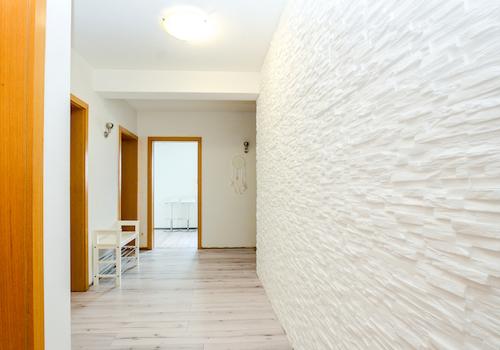 Eine weitere Ansicht auf den Flur mit Zugang zu allen Räumen