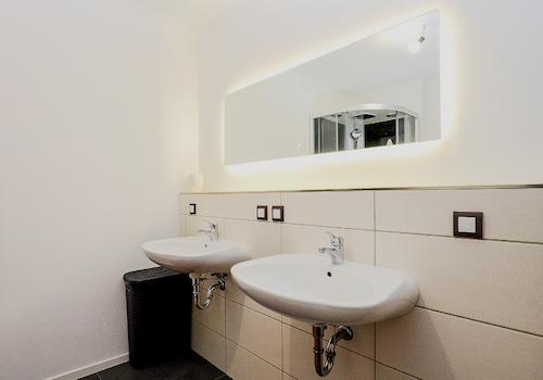 Eine weitere Ansicht auf das Duschbad mit zwei Waschbecken