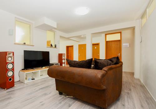 Das großzügige und helle Wohnzimmer mit Zugang zu allen Räumen