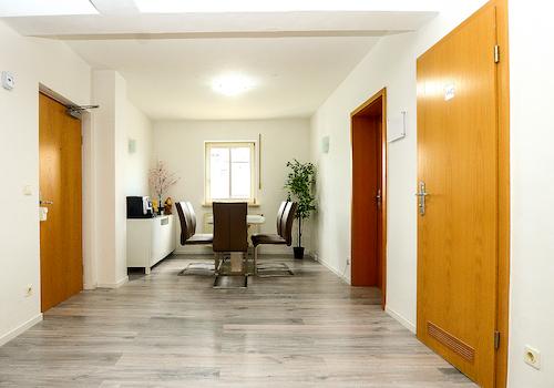 Der Essbereich im Wohnzimmer und die zweite Eingangstüre zur Eigentumswohnung